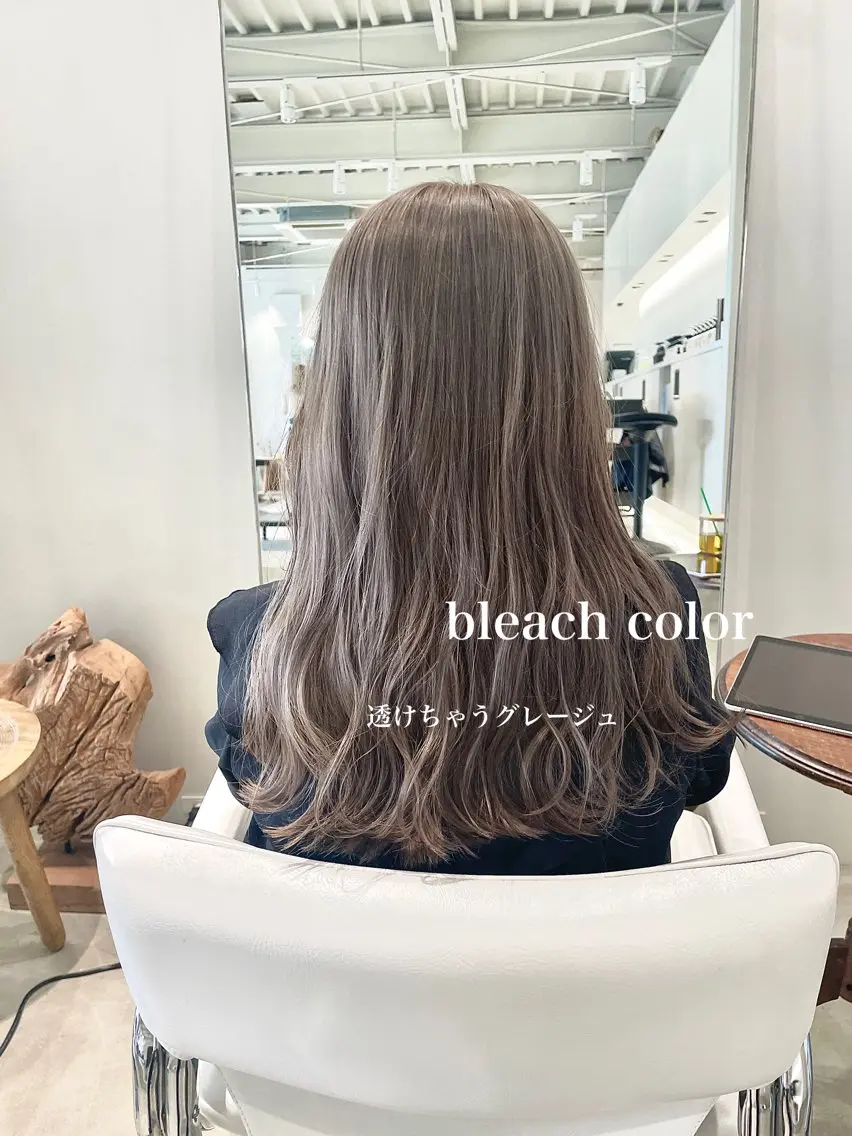 ロング カラー グレージュ 峯崎 葵のヘアスタイル