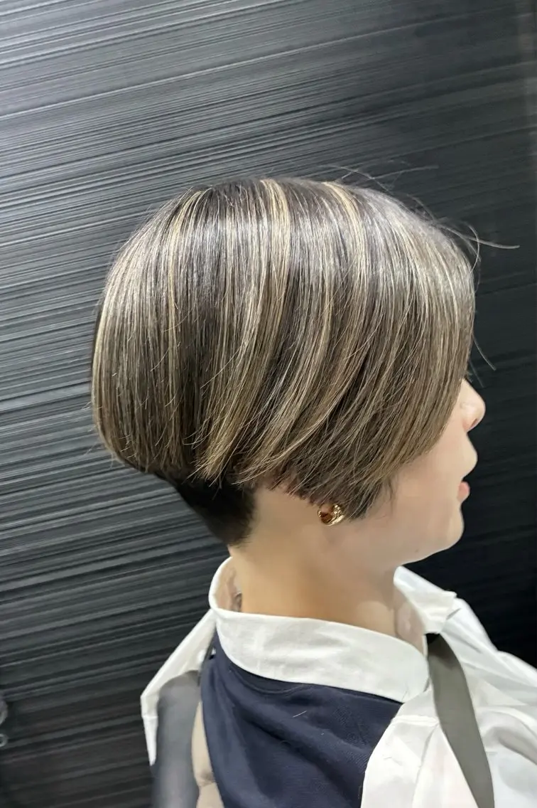 ショート カラー グレージュ ハイライトカラー ハイライト カット ヘアカラー 山本 雅由のヘアスタイル