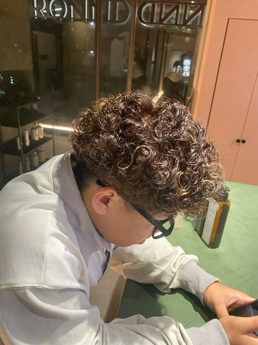 カラー パーマ ブラウンカラー プードルパーマ 浅井 海斗のヘアスタイル