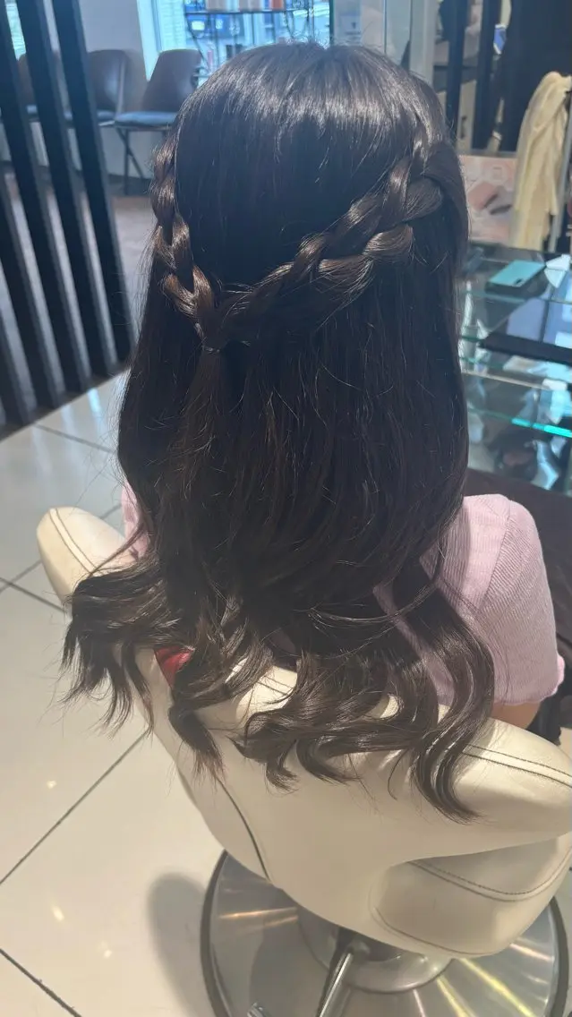 セミロング ヘアアレンジ キッズ ヘアセット 新開 羽音のヘアスタイル
