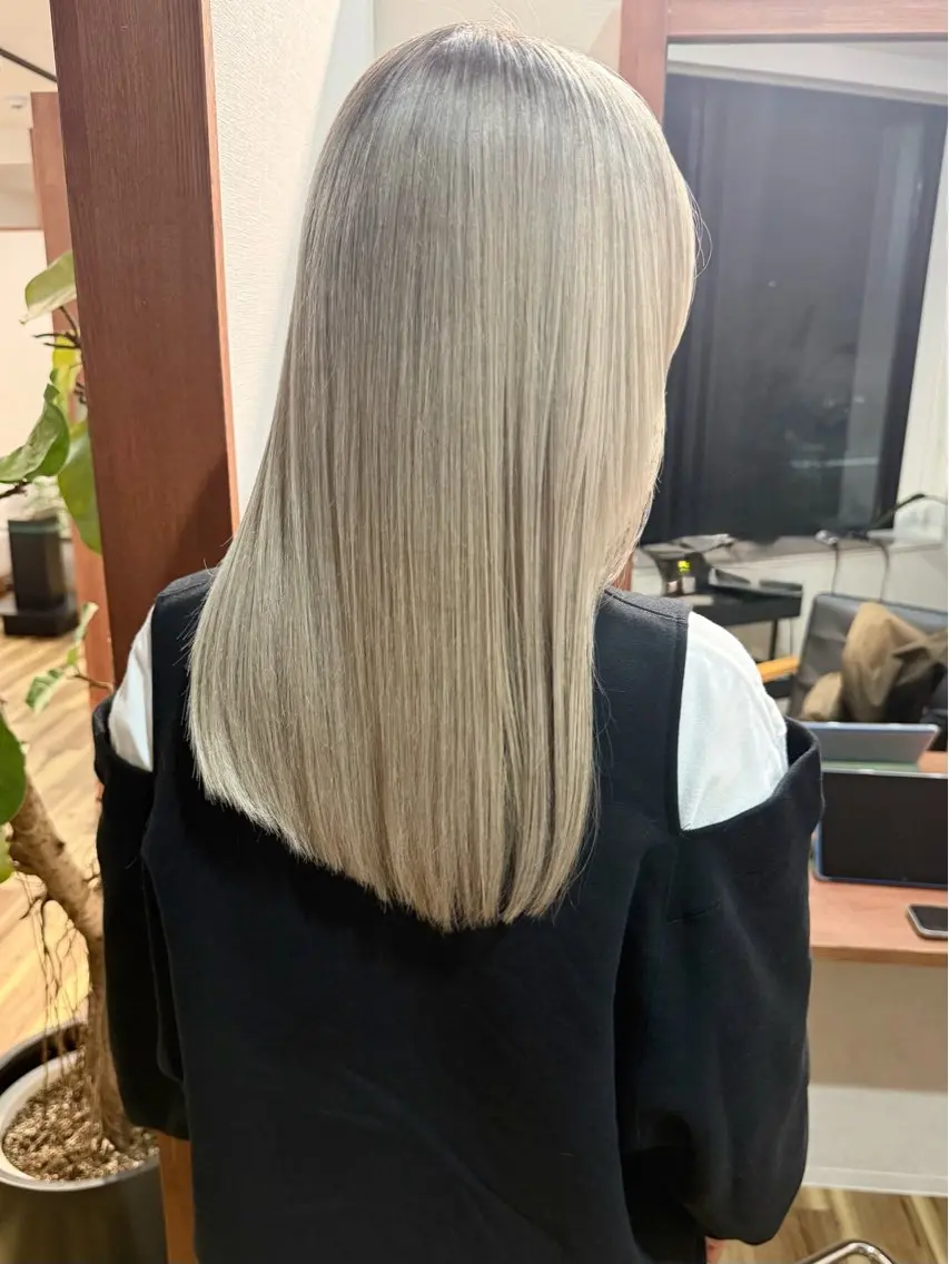 セミロング カラー ベージュカラー シルバー シルバーベージュ カット ヘアカラー トリートメント 田室 和幸のヘアスタイル