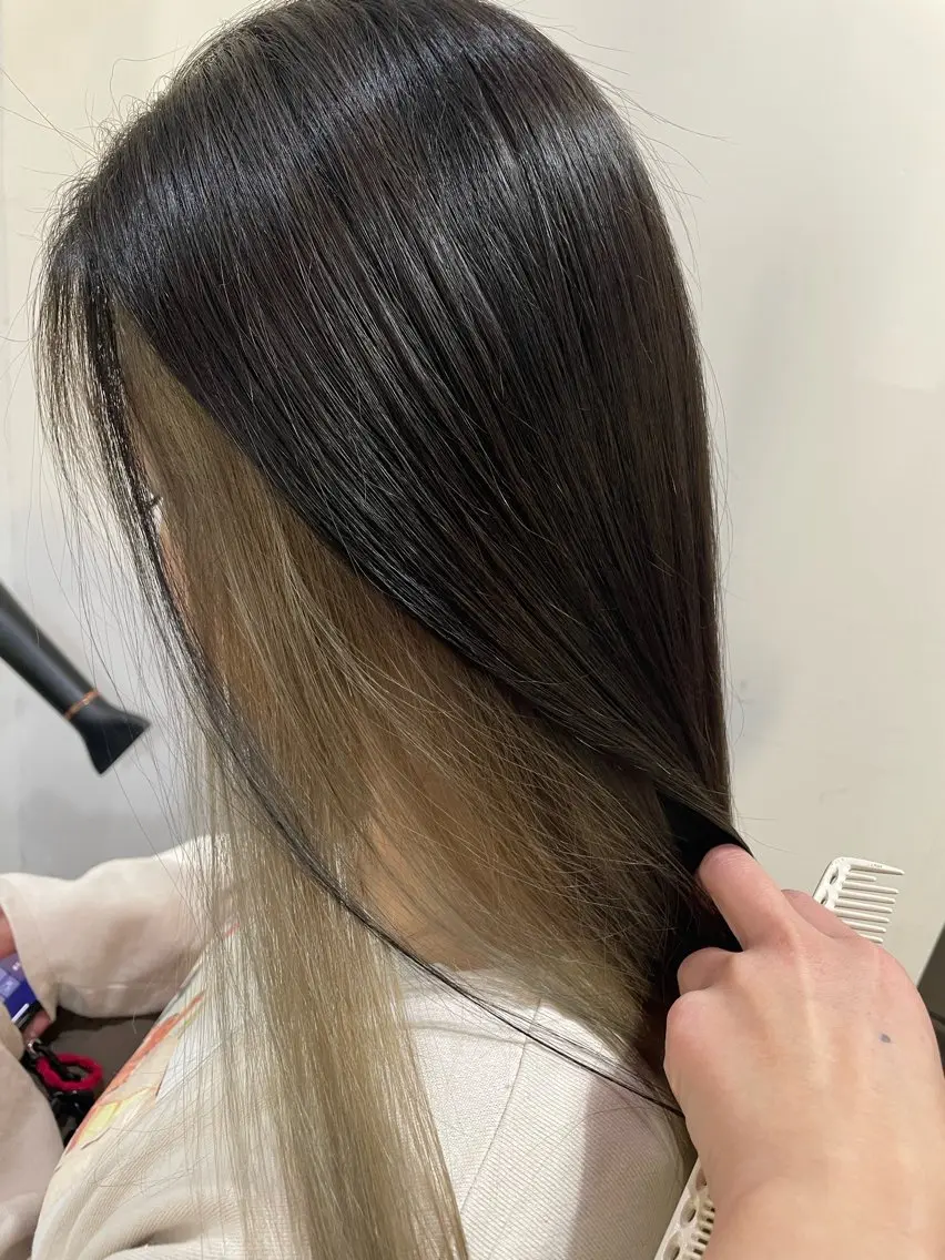 ロング カラー ブリーチ インナーカラー カット ヘアカラー No.4 ナチュラル なつみのヘアスタイル