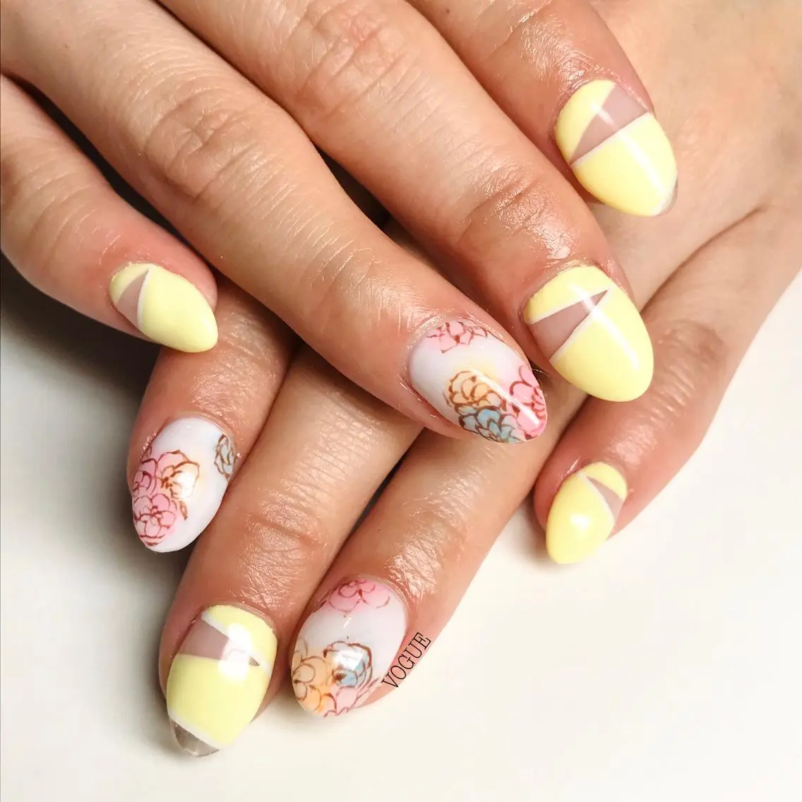 ネイル フラワーネイル 黄色 ハンドネイル VOGUE ×SWANのネイルデザイン