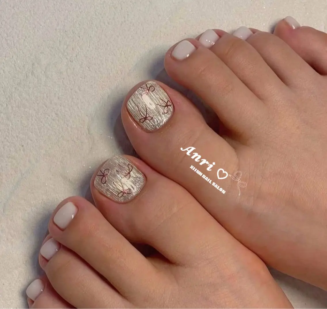 ネイル チークネイル 長さ出し フットネイル ジェルネイル 卒業式 𝓐𝓷𝓻𝓲 XiinhNailのネイルデザイン