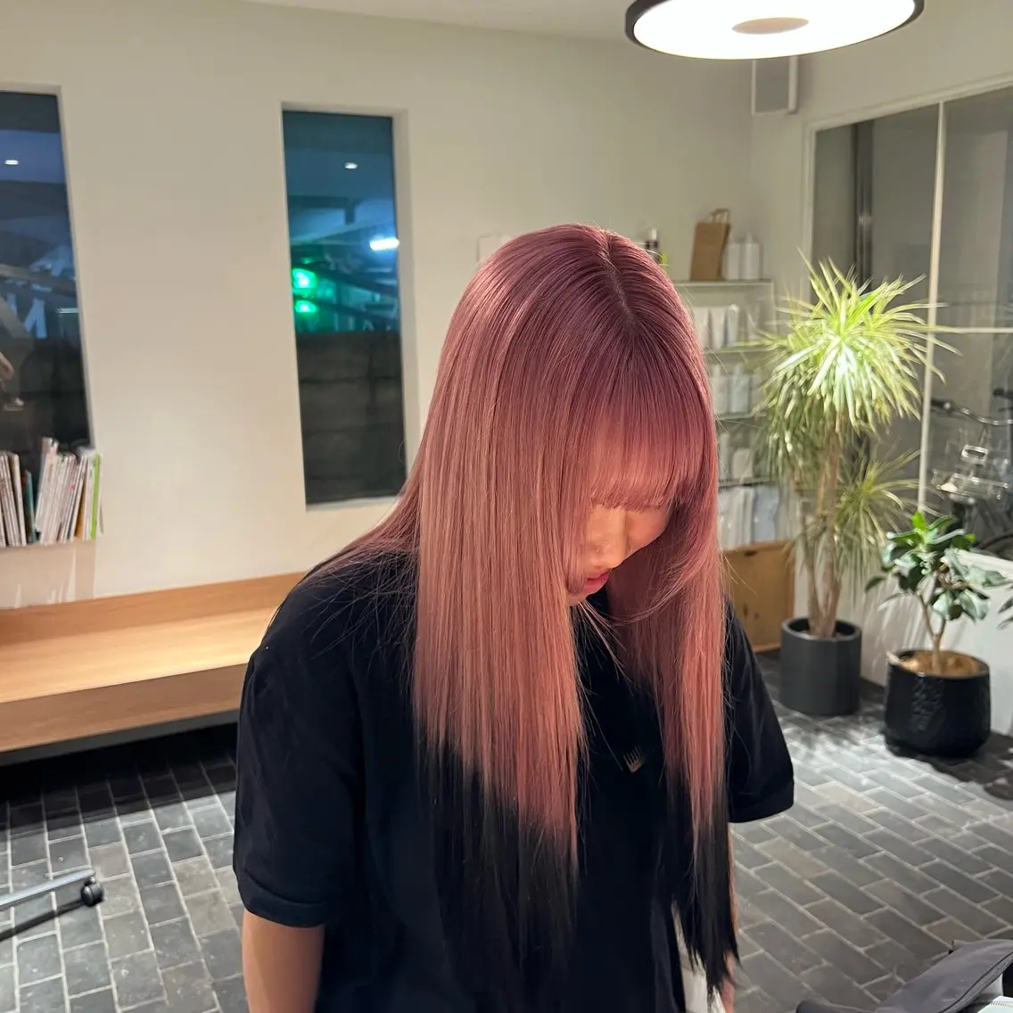 ロング カラー 黒髪 デザインカラー ピンクカラー ヘアカラー トリートメント ワタナベ モカ🦢ダブルカラーのヘアスタイル