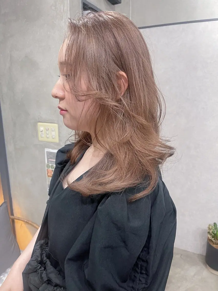 セミロング カラー ベージュカラー ミルクティーベージュ レイヤーカット AiM 大名　似合わせカットのヘアスタイル
