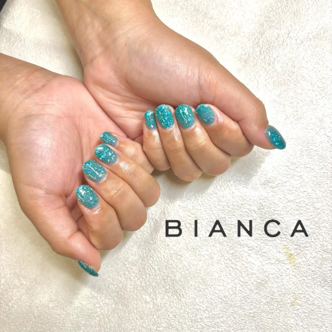 ネイル ブルー グリーン ラメ(グリッター) ワンカラーネイル ハンドネイル Bianca 長津田　松原･*°☆のネイルデザイン