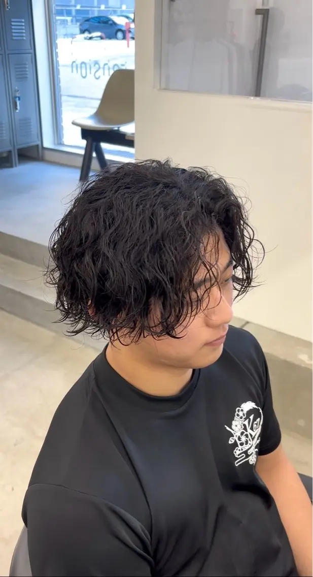 ショート パーマ メンズ メンズパーマ 波巻きパーマ なりたひろと / フェザーパーマのヘアスタイル