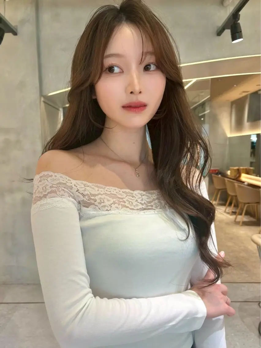 ロング 韓国風ヘア レイヤーカット ロング サイドバング 小顔カット カット ヘアカラー トリートメント 小顔レイヤー/顔周り 艶髪カラー/金山のヘアスタイル