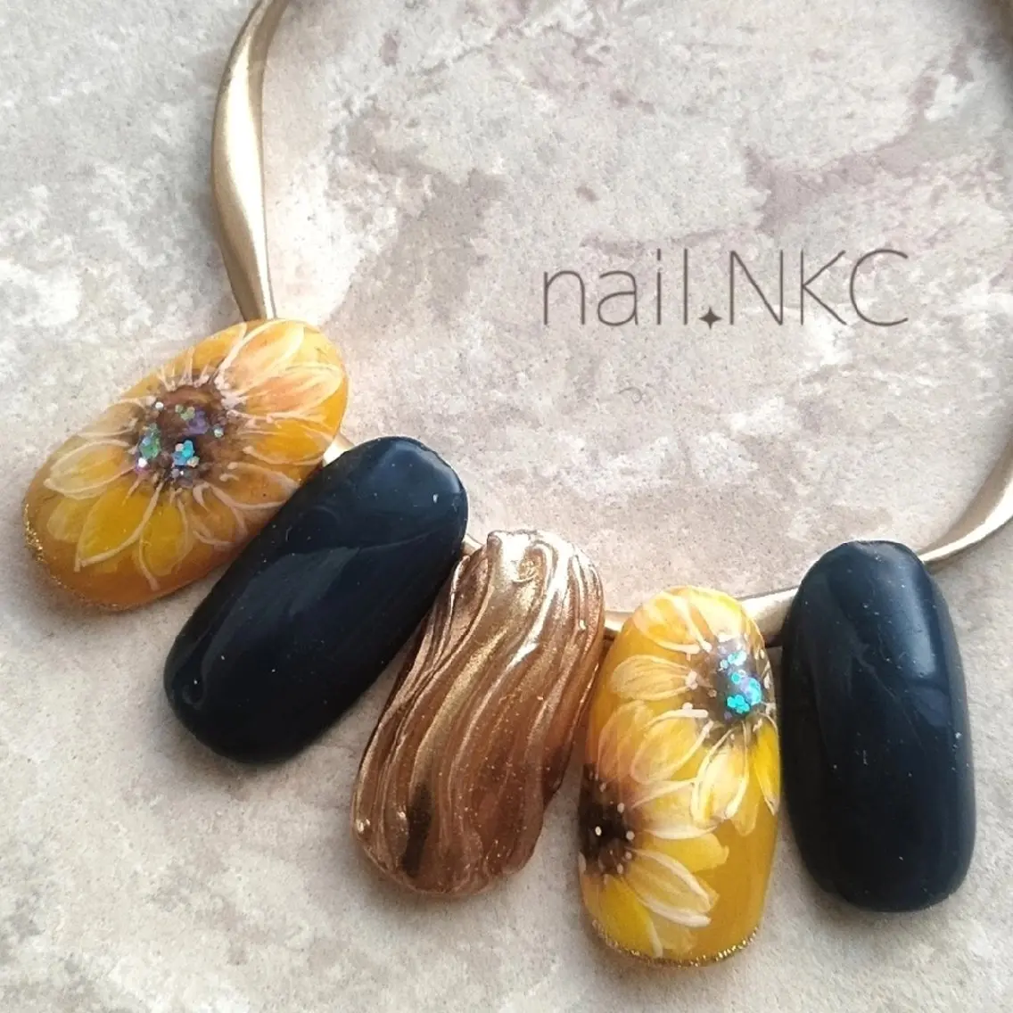 ネイル アートネイル ミラーネイル ネイビー 夏ネイル 黄色 ハンドネイル nail.NKC ネイルエヌケーシーのネイルデザイン