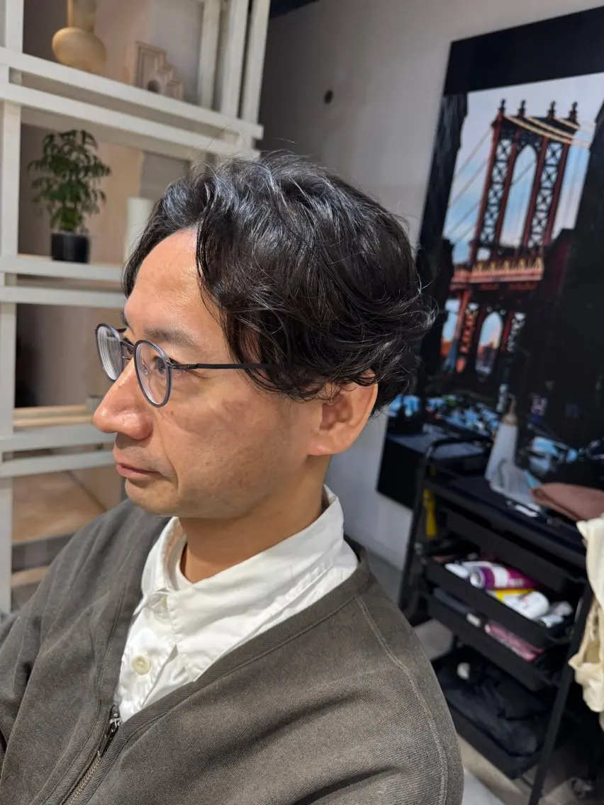 ミディアム パーマ メンズ ミディアムパーマ メンズパーマ カット パーマ 似合う髪型が 分からない方へのヘアスタイル