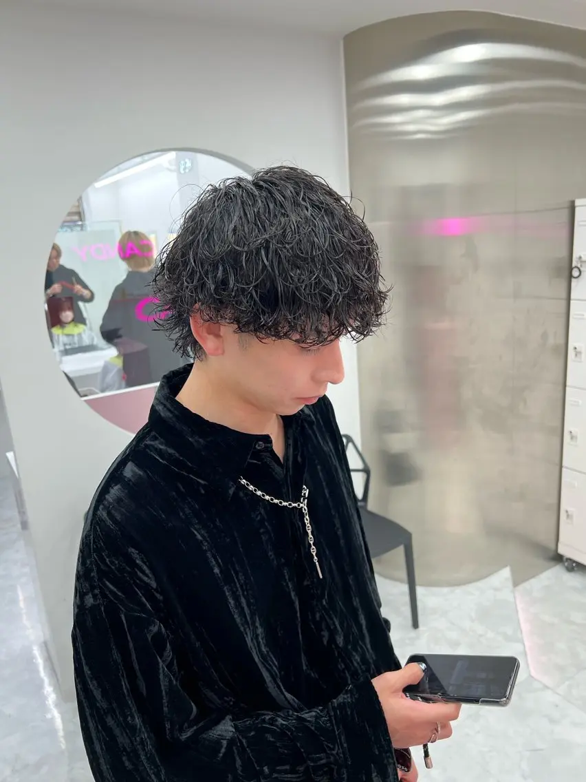 ミディアム パーマ メンズ ミディアムパーマ センターパート メンズ韓国風 韓国マッシュ マッシュウルフ メンズパーマ特化 TAIGAのヘアスタイル