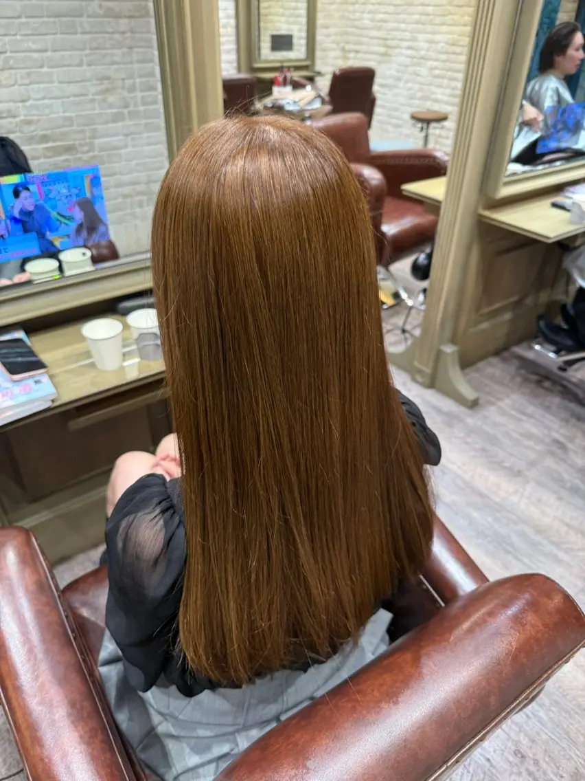 ロング カラー ベージュカラー ブリーチ オリーブベージュ カットパーマ3000 円/水曜日モデルのヘアスタイル
