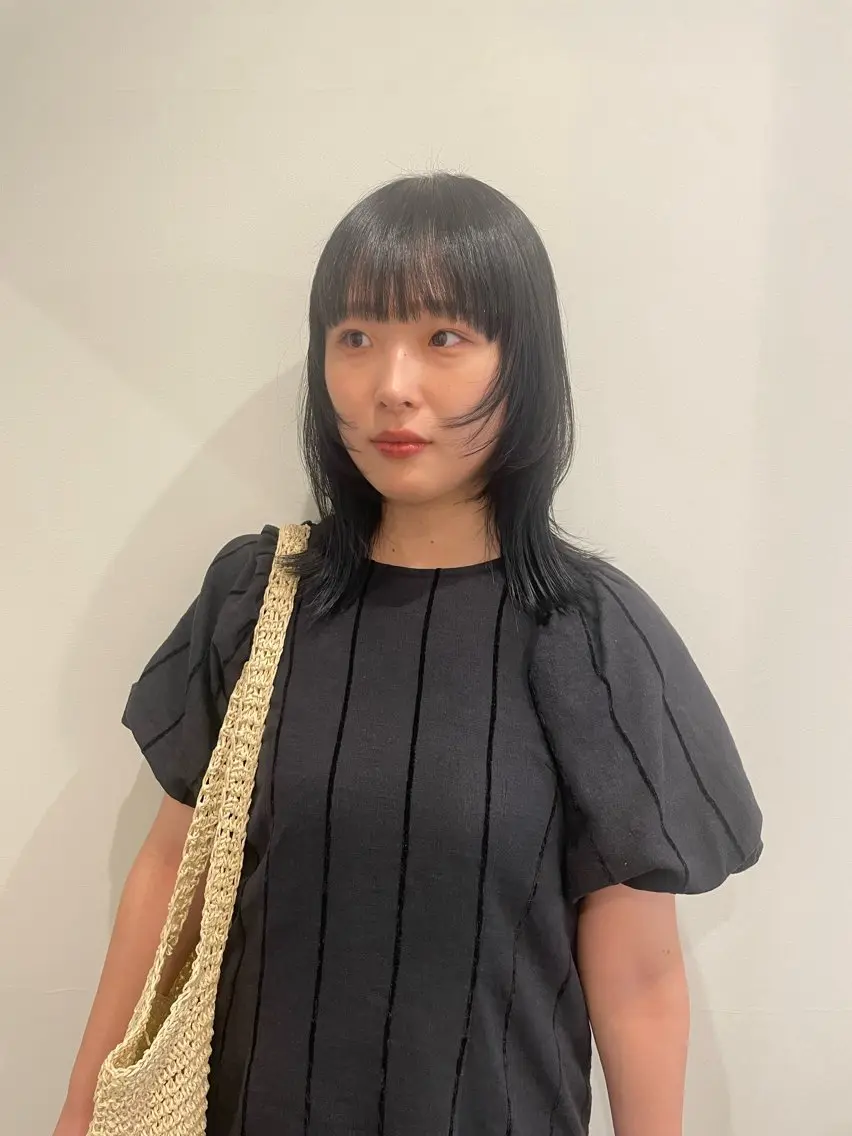 ミディアム カラー 黒髪 ブルーカラー ブルーブラック 顔まわりレイヤー レイヤーカット カット ヘアカラー トリートメント 渋谷 留菜のヘアスタイル