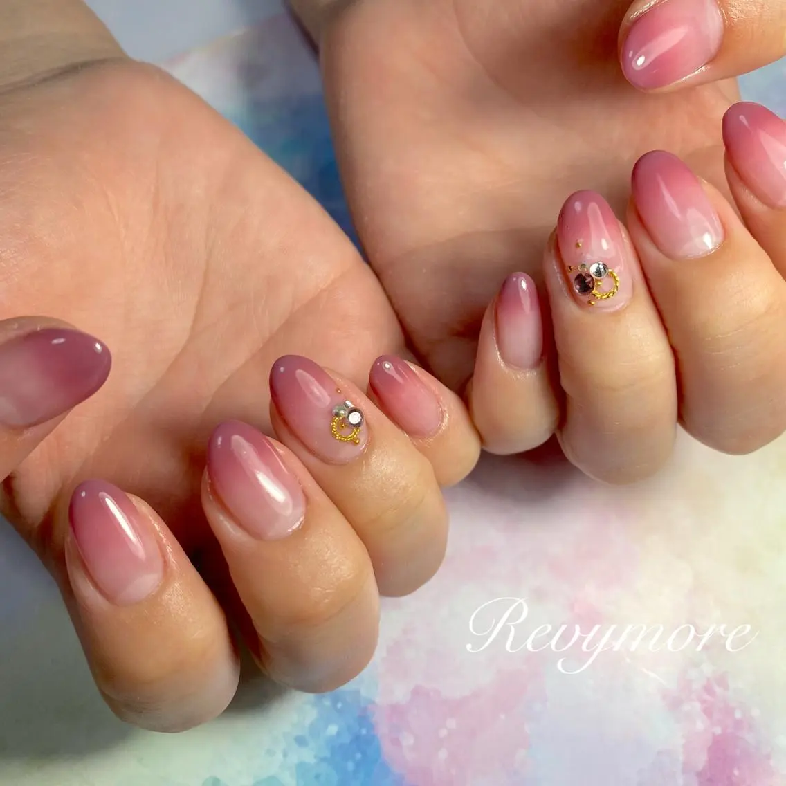 ミディアム ネイル 韓国風ヘア ジェルネイル キラキラネイル 韓国ネイル ニュアンスネイル nail salon Revymoreのネイルデザイン