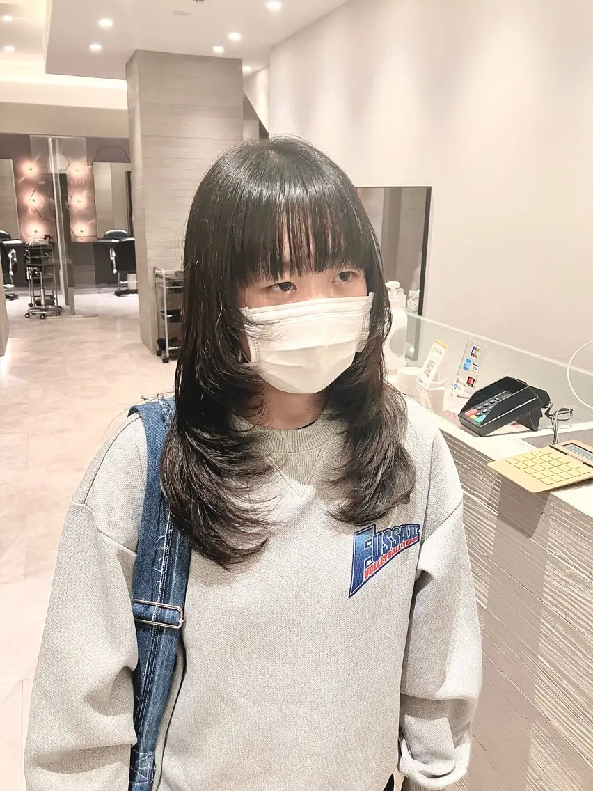 セミロング レイヤーカット サキ🤍ハイトーン 🪩レイヤーカットのヘアスタイル