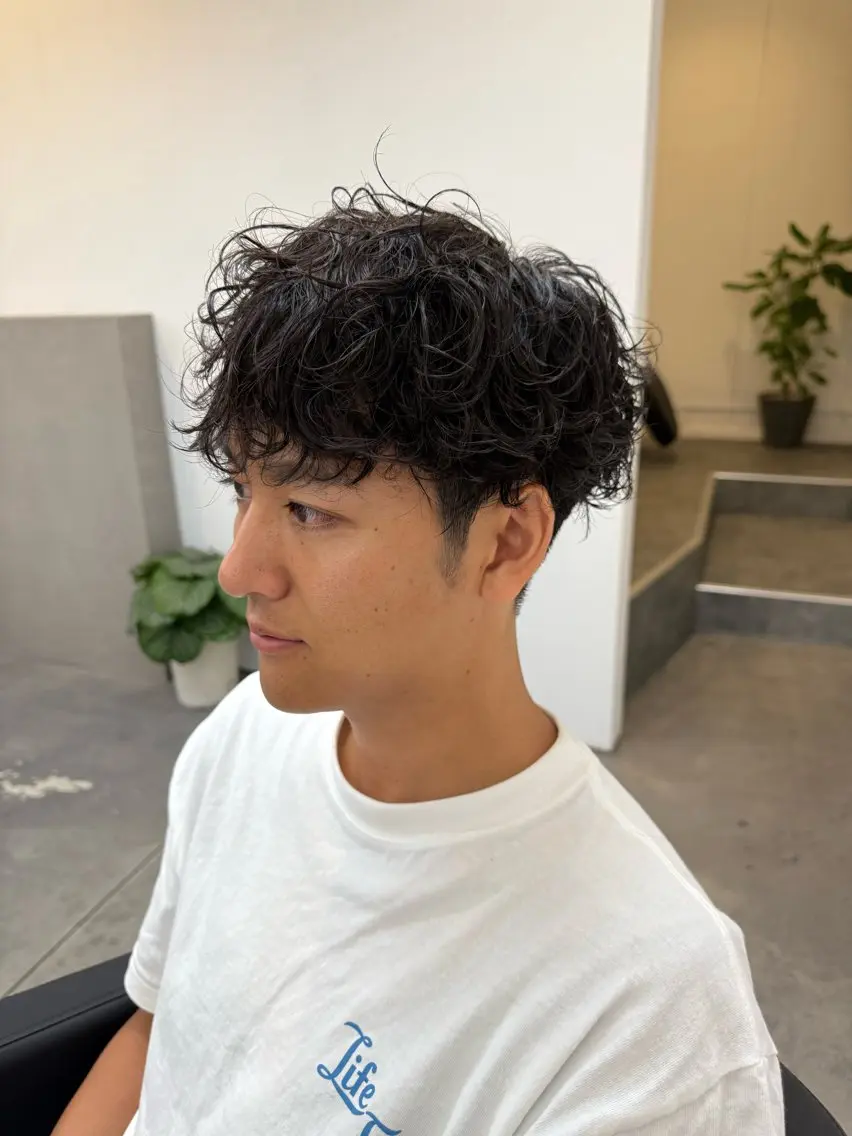 ショート パーマ メンズ センターパート フェザーパーマ メンズ韓国風 メンズパーマ スパイキーショート 古賀 雄大のヘアスタイル