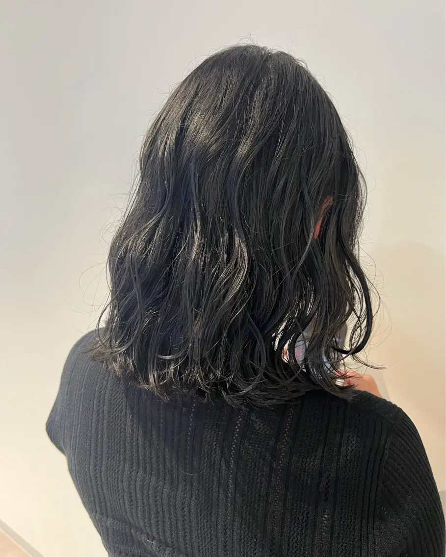 ミディアム カラー ブルーカラー 暗髪カラー🫐パーマ おくだりんかのヘアスタイル