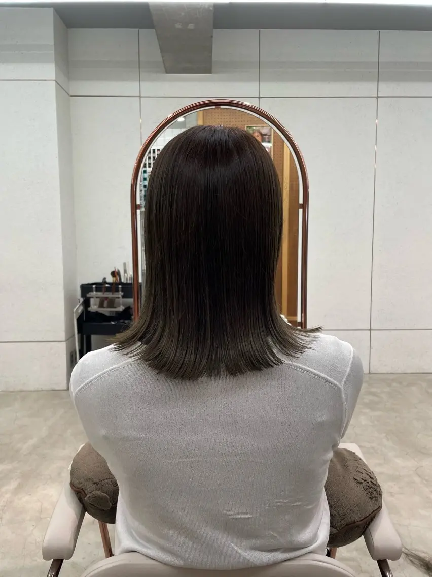 ミディアム カラー グレージュ カット ヘアカラー 鶴井 美空のヘアスタイル