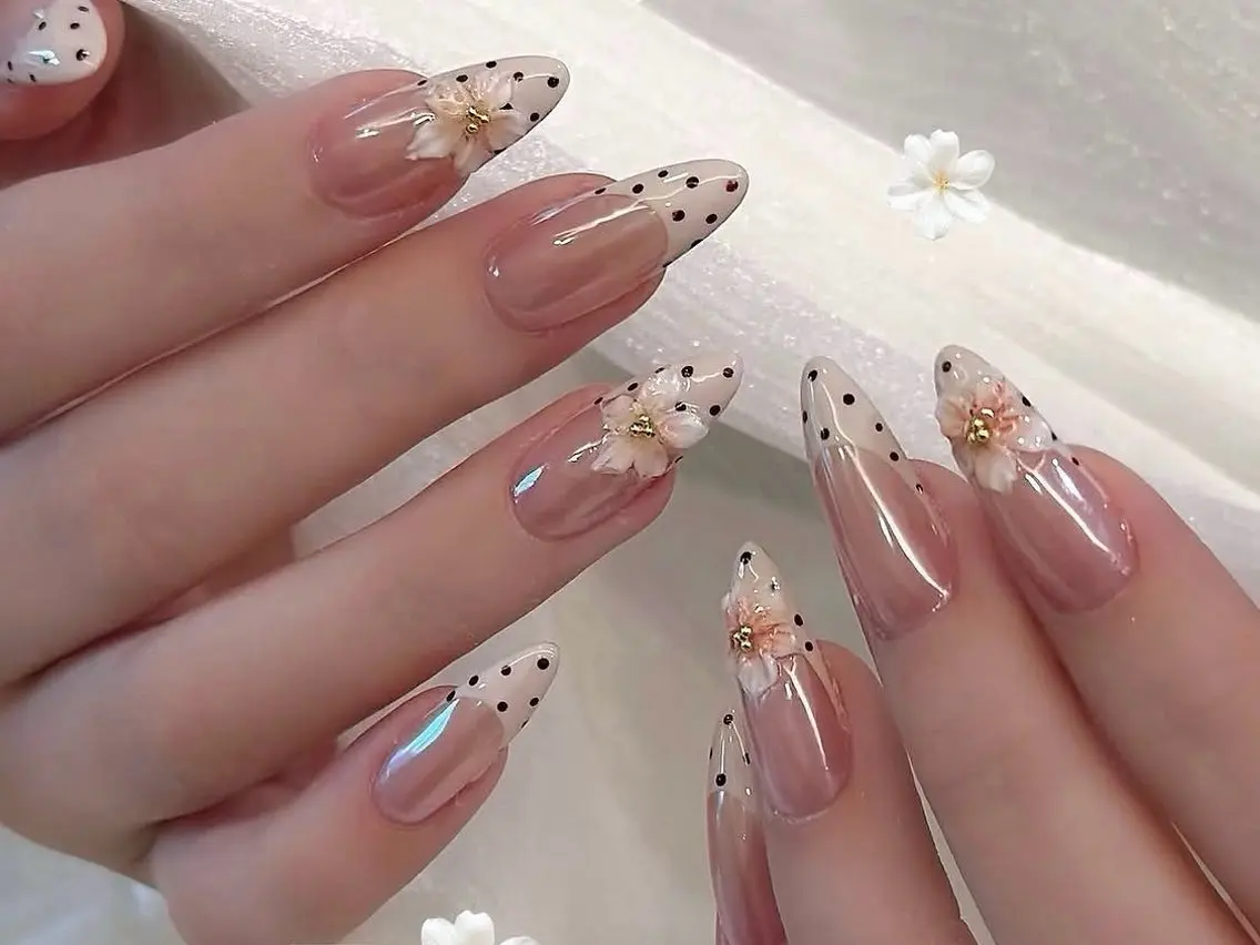 ネイル チークネイル フラッシュネイル フレンチネイル ガラスフレンチ キラキラネイル ハンドネイル ハンドケア REI NAILS SALONのネイルデザイン