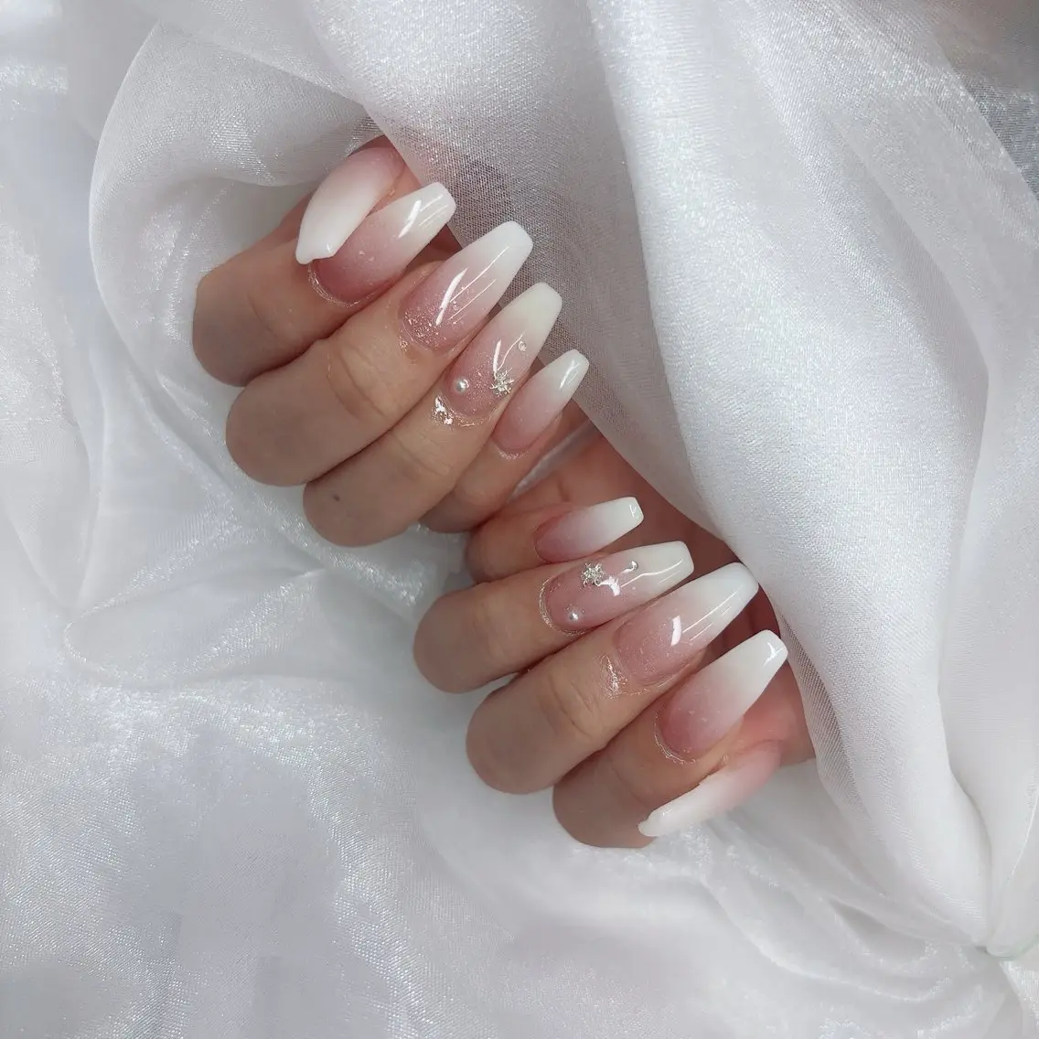 ネイル オーロラネイル フットネイル フレンチネイル ガラスフレンチ 氷ネイル・うるうるネイル ハンドネイル Lance nailのネイルデザイン