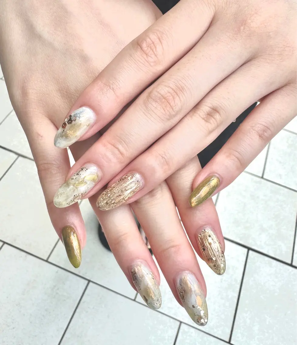 ネイル ゴールド グリーン キラキラネイル ニュアンスネイル オフィスネイル ハンドネイル ハンドケア Lililas💎 リリラースのネイルデザイン