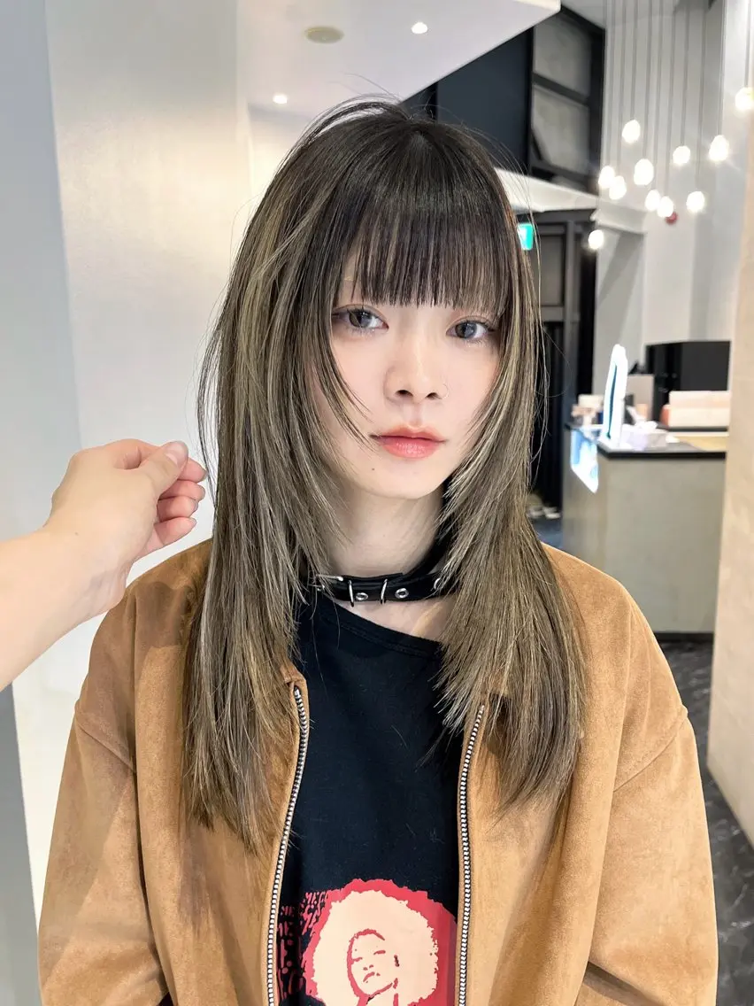 セミロング 顔まわりレイヤー レイヤーカット シャギー カット Airi 韓国y2k ハイレイヤーのヘアスタイル