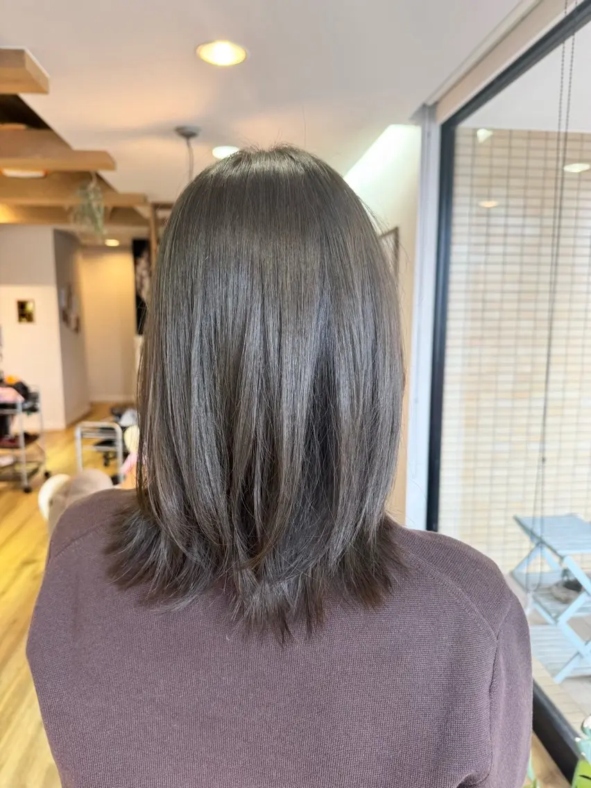 ミディアム カラー グレージュ オリーブグレージュ オリーブグレー カット ヘアカラー トリートメント ツキダテ ユイのヘアスタイル