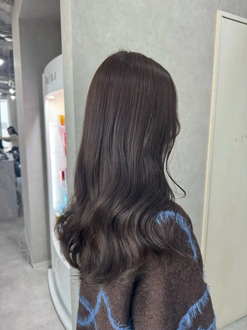 ロング カラー アッシュ アッシュブラウン ベージュカラー 黒髪 ブリーチ 赤み無し柔らかカラー 【梅田】madokaのヘアスタイル