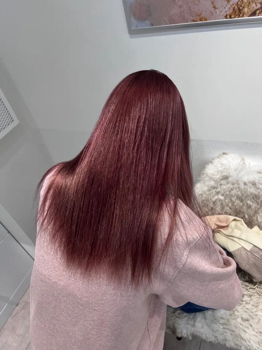 ロング ハイトーン デザインカラーのヘアスタイル