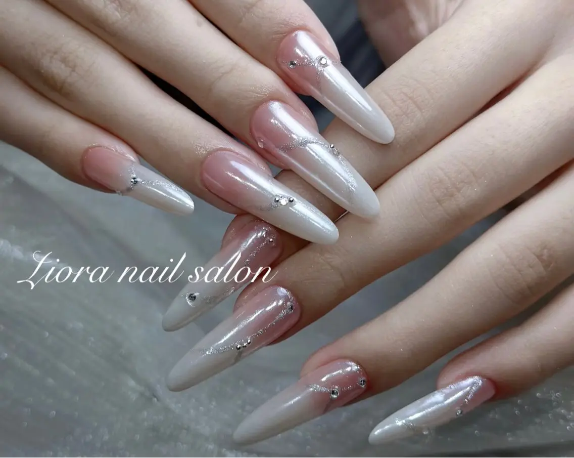 ネイル フレンチネイル ジェルネイル ガーリー グラデーション キラキラネイル ハンドネイル Liora nailのネイルデザイン