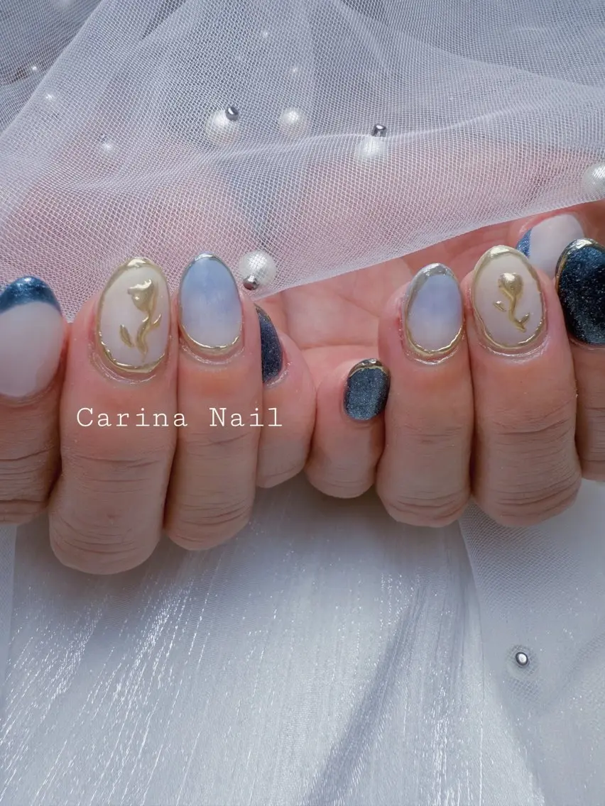 ネイル アートネイル ブルー フラワーネイル ゴールド ラメ(グリッター) Carina Nailのネイルデザイン