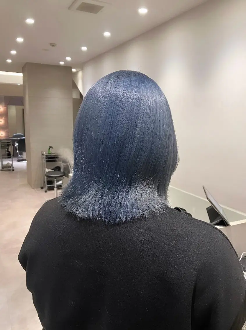 ミディアム カラー ブリーチ ブルーカラー シルバー ウルフカット サキ🤍ハイトーン 🩰くびれ巻きヘアのヘアスタイル