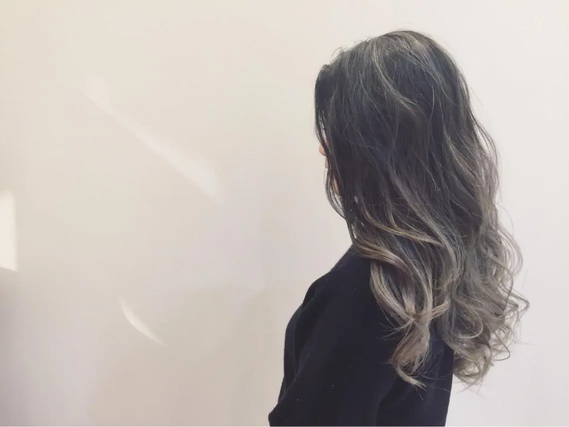ミディアム セミロング ロング カラー パーマ アッシュ グラデーションカラー シルバー シルバーアッシュ ハイトーン×髪質改善 KENTAのヘアスタイル