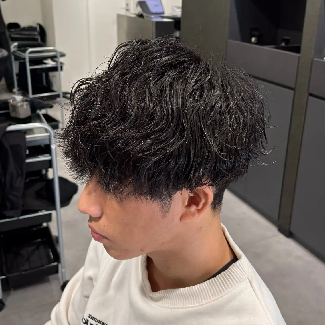 ミディアム パーマ メンズ ミディアムパーマ マッシュ メンズパーマ 波巻きパーマ カット パーマ 🐦‍🔥フェザーパ ーマ🐦‍🔥きるやのヘアスタイル