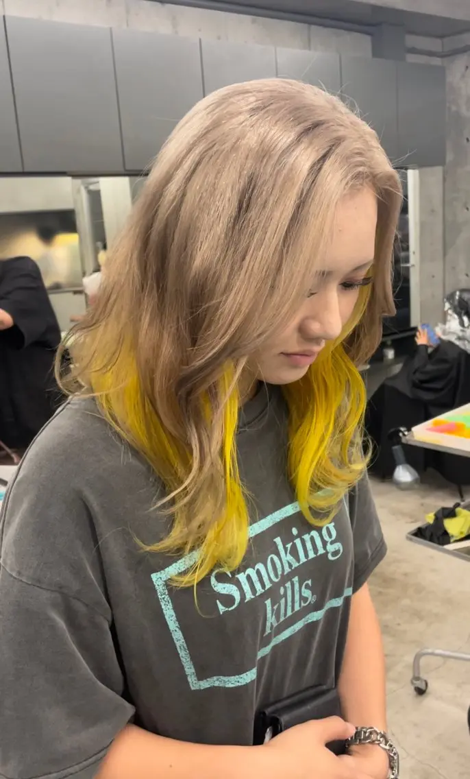 セミロング カラー ヘアカラー トリートメント インナーカラー 推し ブリーチ  髪質改善のヘアスタイル