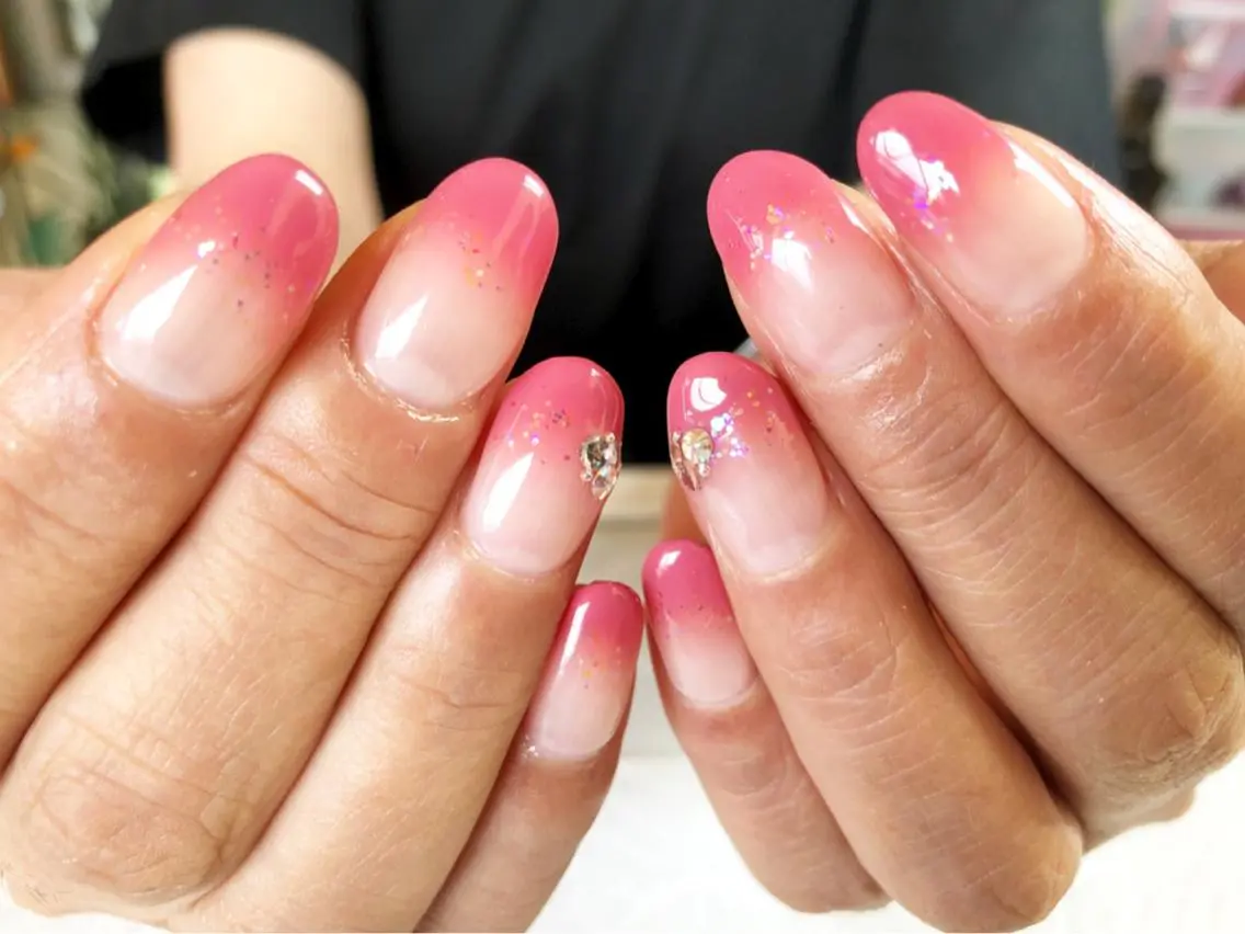 ☆オフあり☆ハンドグラデーション¥5000❣️エアブラシ使用💓ラメサービス✨の写真