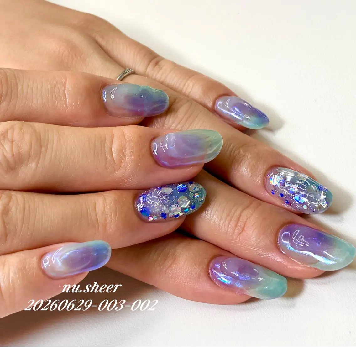 ネイル アートネイル オーロラネイル グリーン キラキラネイル ラメ(グリッター) ハンドネイル nu.sheer honoのネイルデザイン