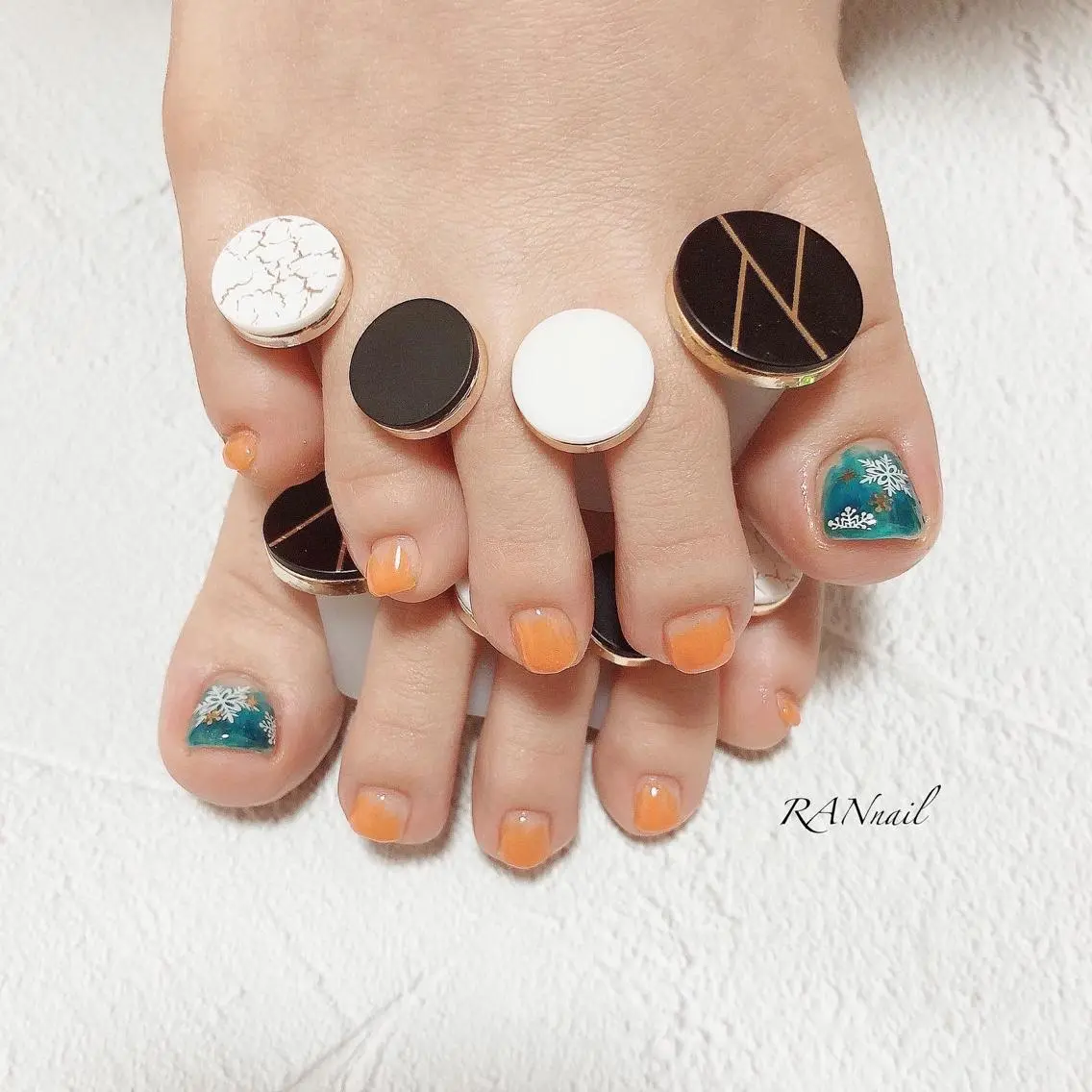 ネイル ブルー フットネイル キラキラネイル ラメ(グリッター) オフィスネイル ハンドネイル フットネイル RAN nailのネイルデザイン