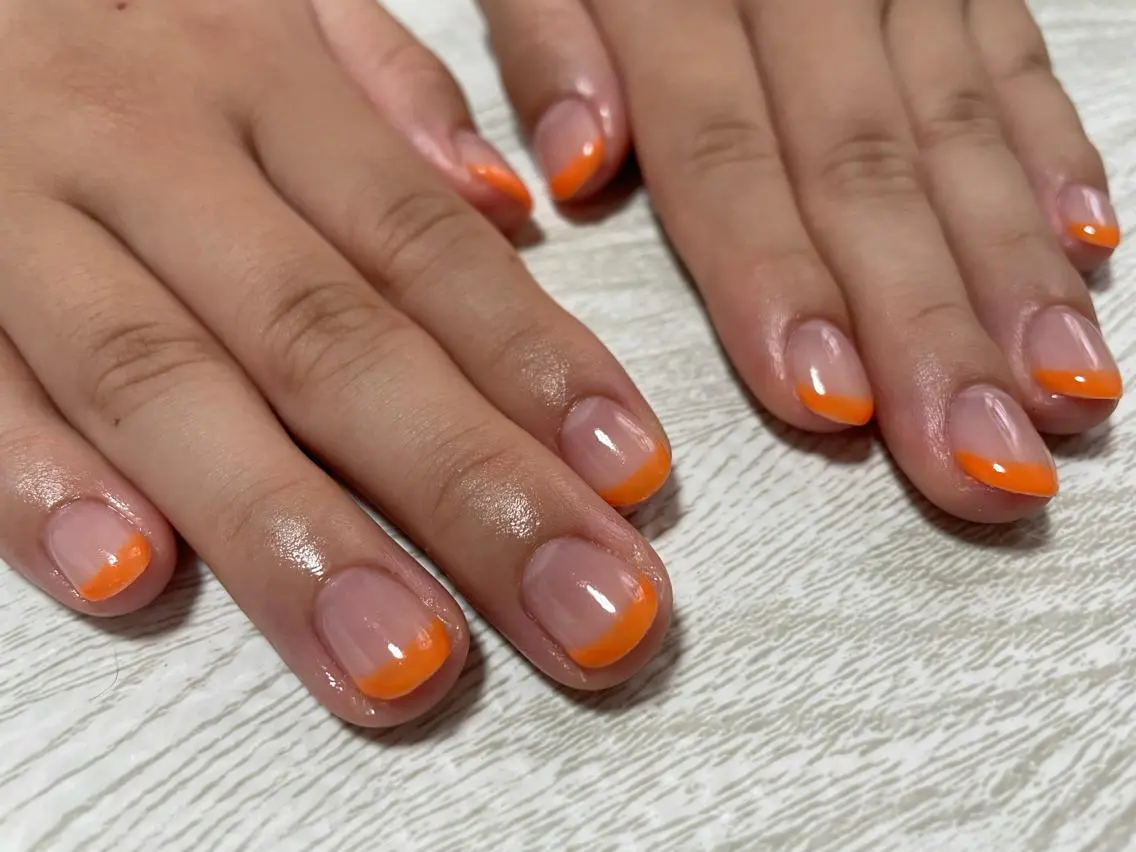ネイル フレンチネイル オレンジ ハンドネイル Ulu Nail 🌱MOMOKAのネイルデザイン