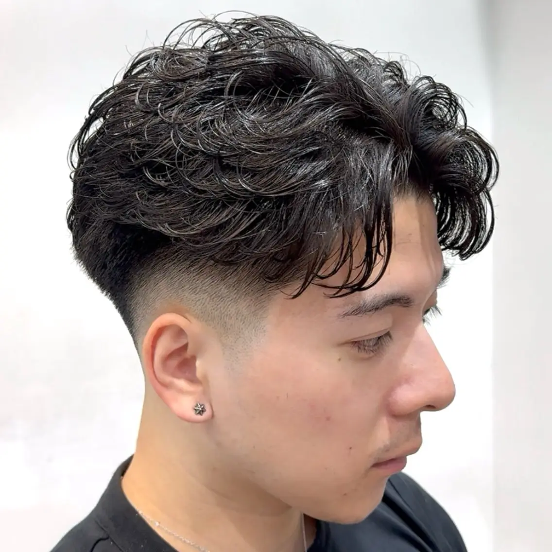 ショート パーマ メンズ フェードカット フェザーパーマ メンズパーマ カット パーマ トリートメント fifth 一寸木 桂斗 チョッキケイトのヘアスタイル