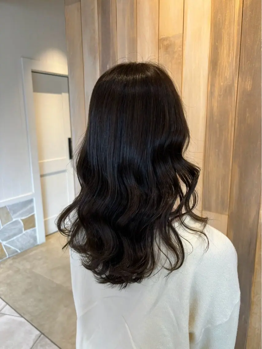 セミロング 峯崎響乃 ツヤ髪透明感カラーのヘアスタイル