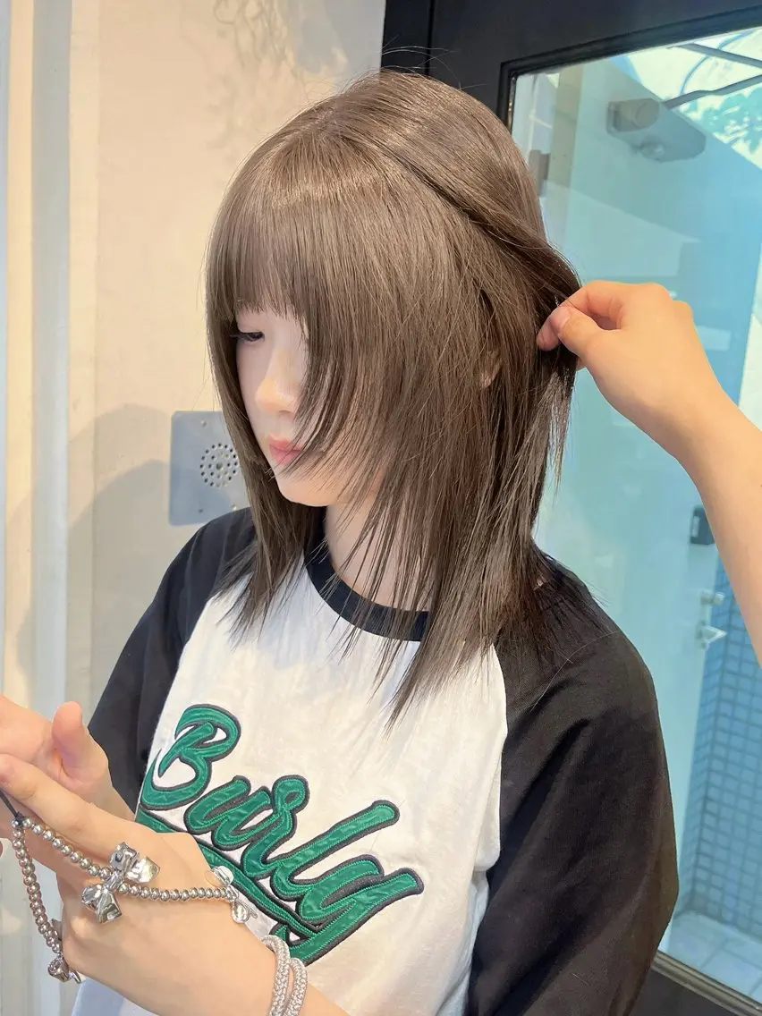ミディアム カラー グレージュ レイヤーカット カット ヘアカラー Airi 韓国y2k ハイレイヤーのヘアスタイル