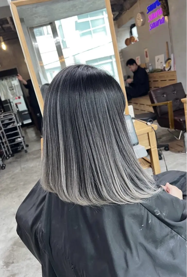 ミディアム カラー バレイヤージュ シルバー ホワイトシルバー レイヤーカット ヘアカラー トリートメント 指名数No.1 /NAOYAのヘアスタイル