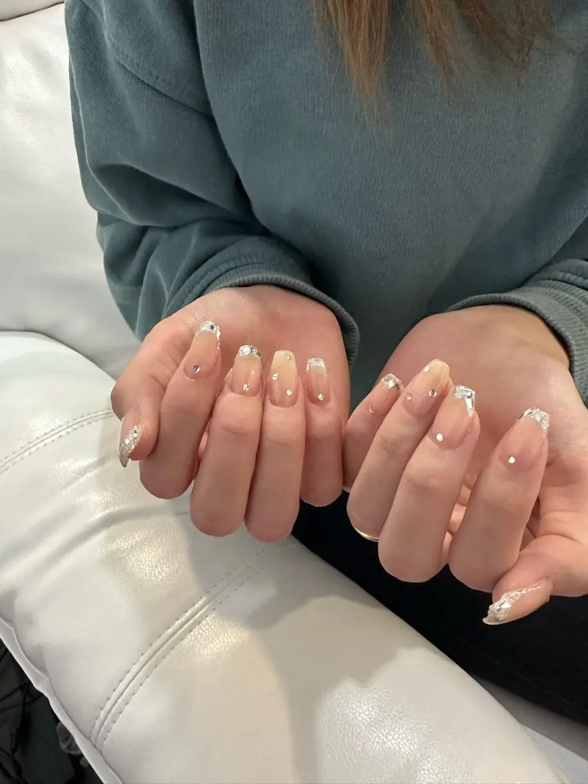 ネイル フレンチネイル ガラスフレンチ ハンドネイル ハンドケア sara : salon ELVIのネイルデザイン