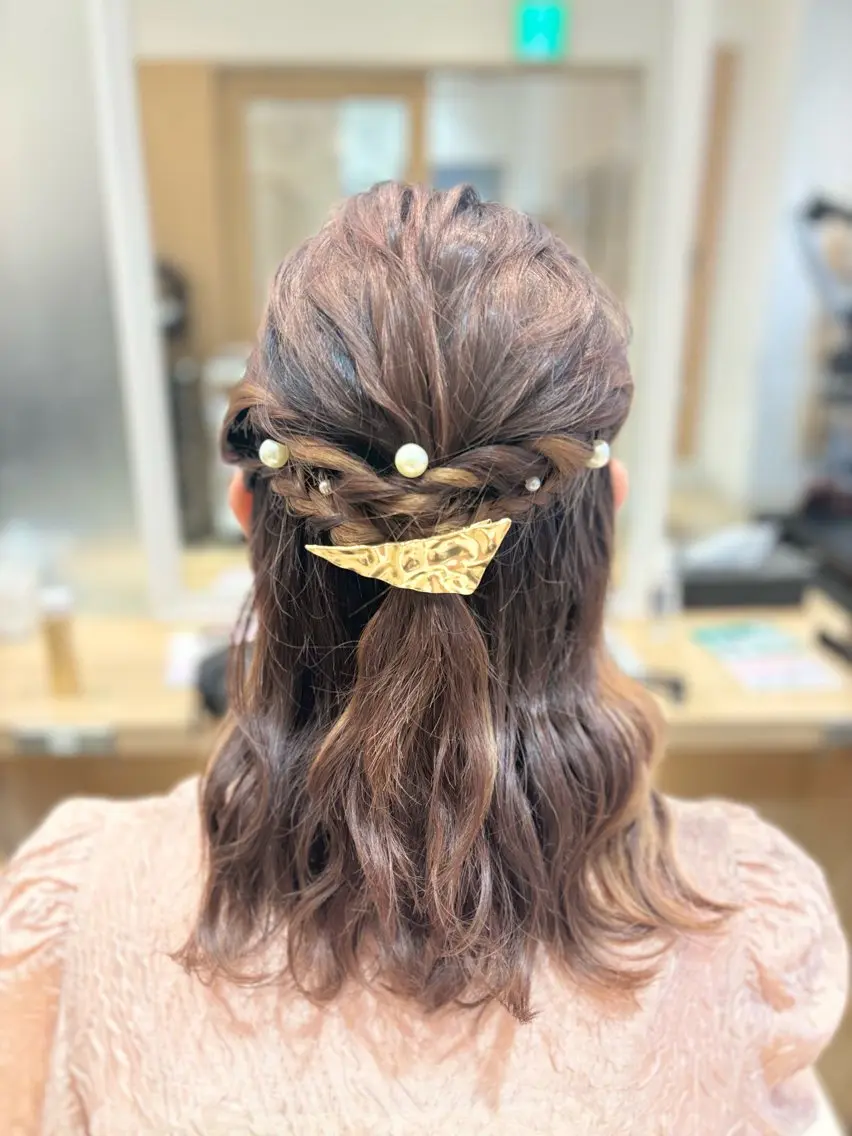 ミディアム ヘアアレンジ ハーフアップ ヘアセット ミドウチ アヤカのヘアスタイル