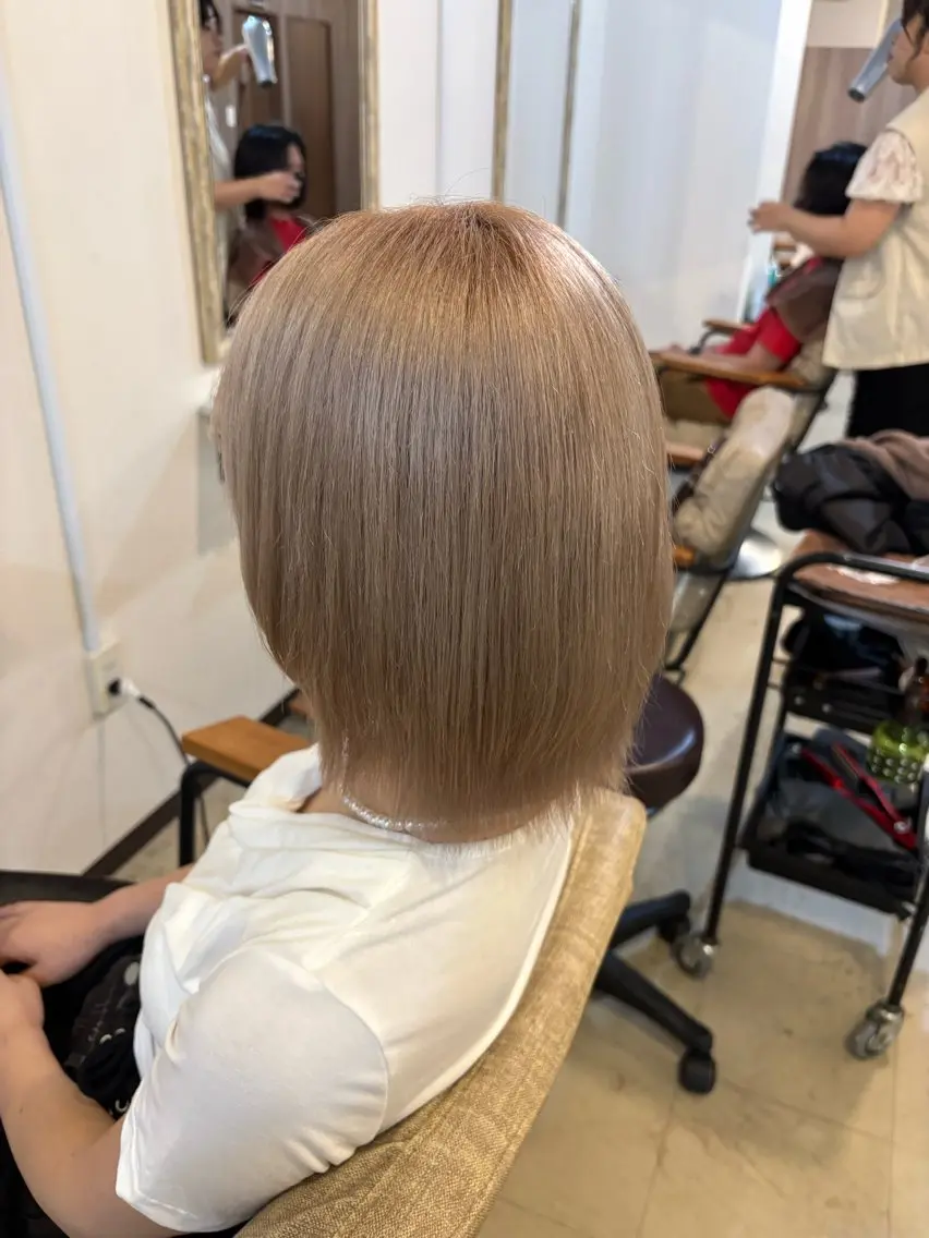 ショート カラー ベージュカラー ブリーチ ホワイトベージュ 山本なつみ/透明感 /レイヤー/ブリーチのヘアスタイル