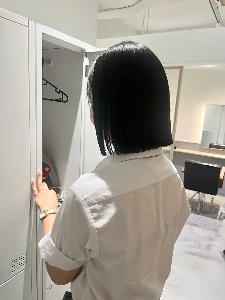 ミディアム カット 切りっぱなしボブ/ 艶カラー/綾莉のヘアスタイル