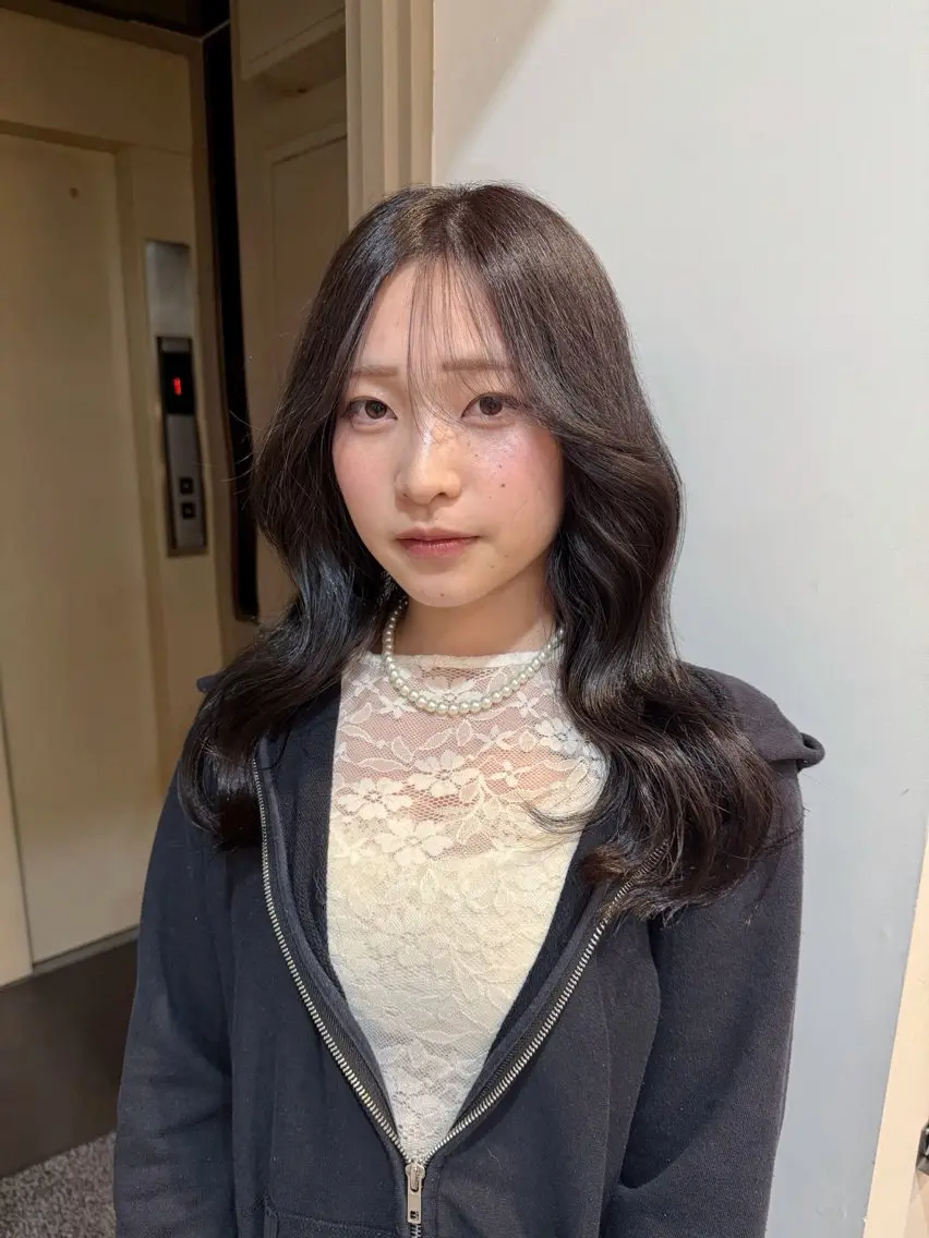 セミロング カラー she. momonoのヘアスタイル