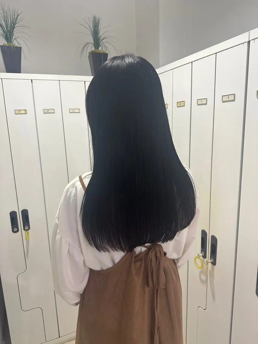セミロング 日曜日空きあり‼️ 艶々カラー🩷のヘアスタイル